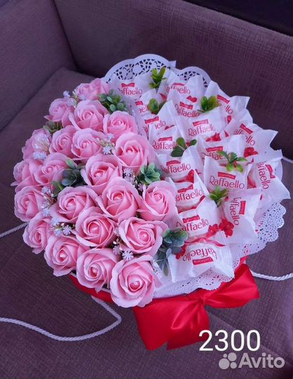 Розы из мыла и конфет Раффаэлло