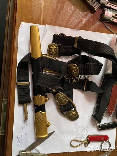 Черный ремнень со львами