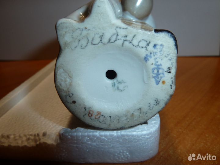 Статуэтка бабушка с котом и крынкой молока