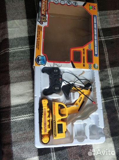 Экскаватор на радиоуправлении