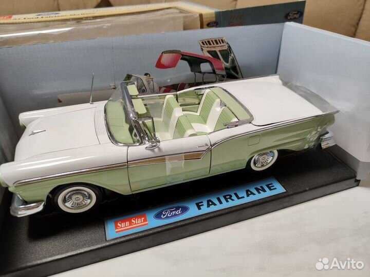 Ford Fairlane 500 Skylaner 1957 1/18 SunStar