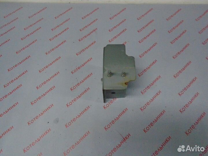 Nissan 62210-8H300 Кронштейн бампера правый