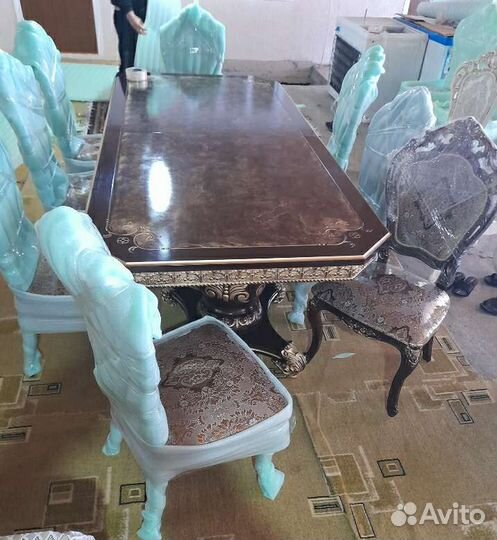 Стол и стулья