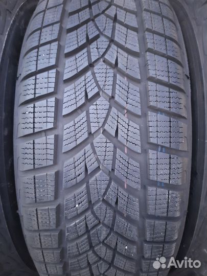 Goodyear UltraGrip Performance+ SUV 215/65 R17