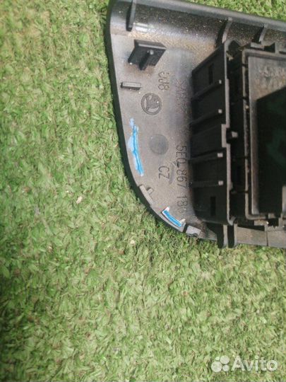 Кнопка стеклоподъемника передняя правая Skoda