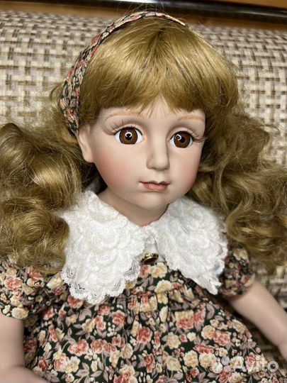 Кукла фарфоровая