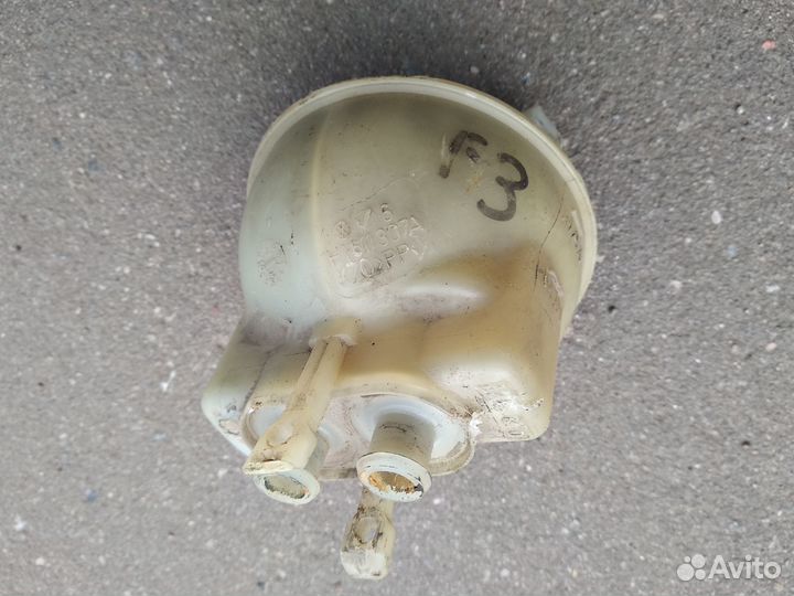 Бачок главного тормозного цилиндра на VW Гольф-3