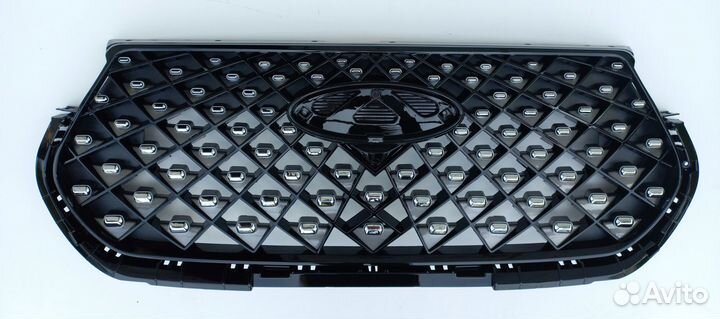 Решётка радиатора передняя с отверстием для камеры