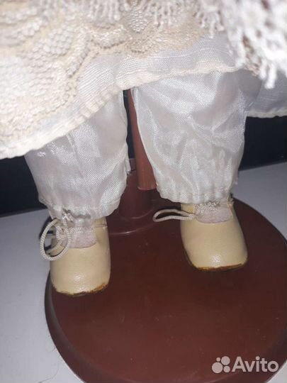 Кукла фарфор