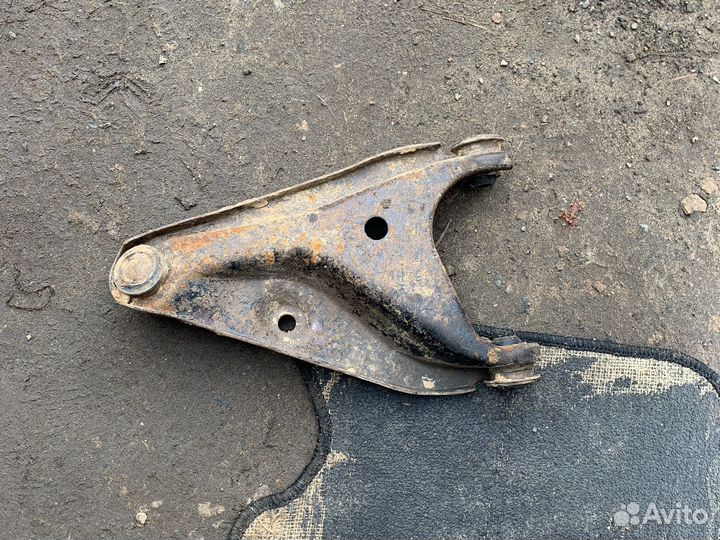 Renault logan 1 рычаг правый