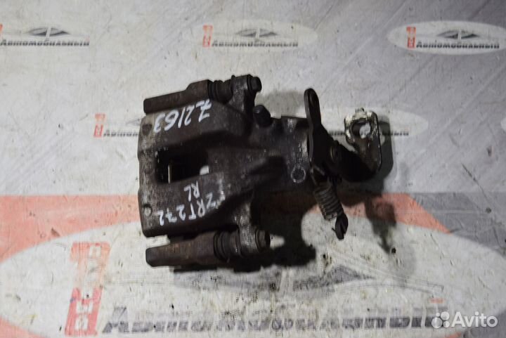 Суппорт лево c Toyota Avensis ZRT272W 3ZR-FAE