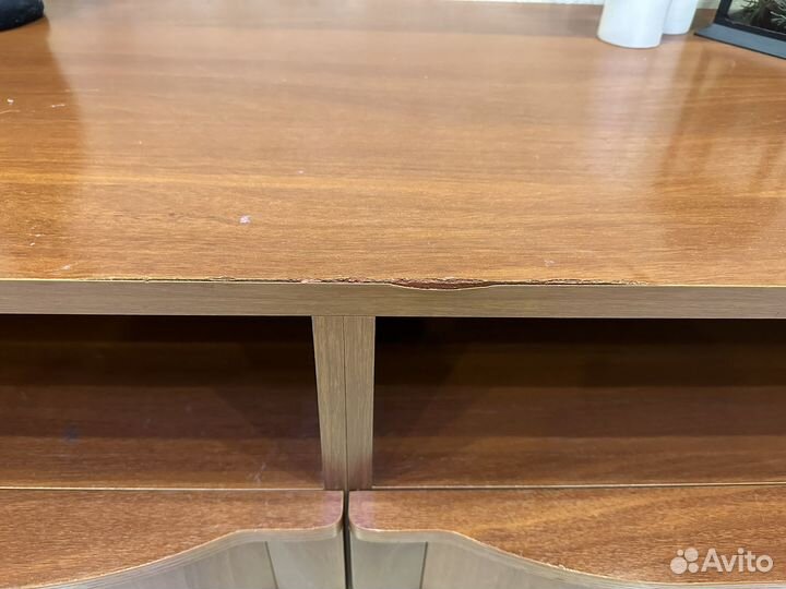 Тумба под телевизор на ножках