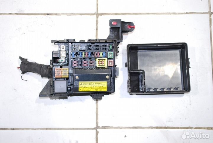 Блок предохранителей подкапотный Mitsubishi Galant