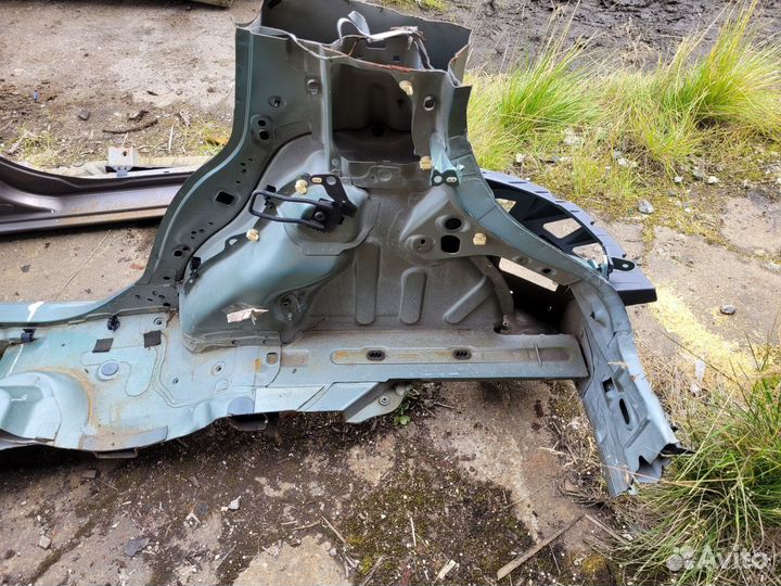 Крыло заднее правое на Renault Megane 2 хэтч