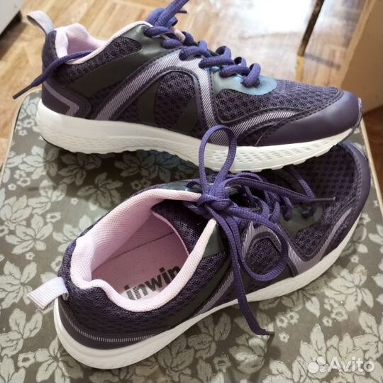 Кроссовки женские