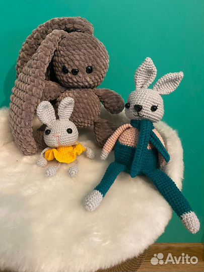 Вязаные игрушки ручной работы зайка