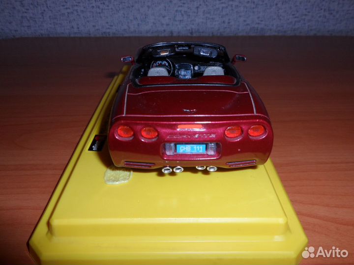 Машинка Chevrolet Corvette Convertible 1/24