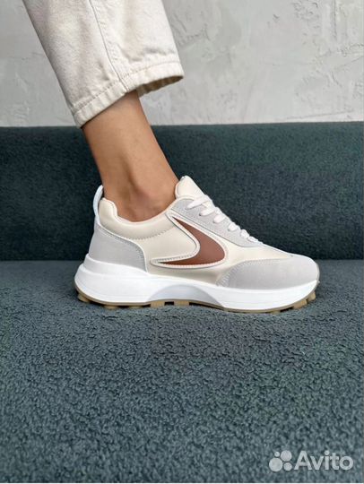 Кроссовки женские