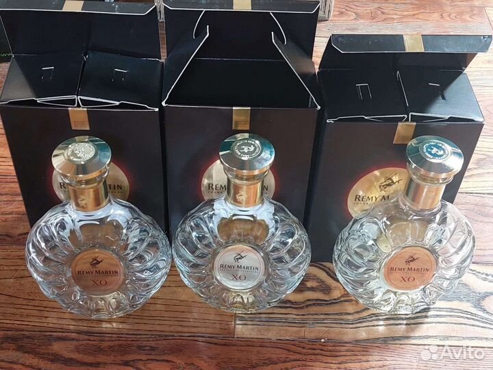 Коробка с пустой бутылкой от Remy Martin XO