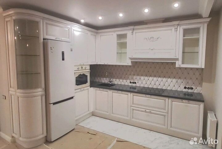 Кухня белая с патиной