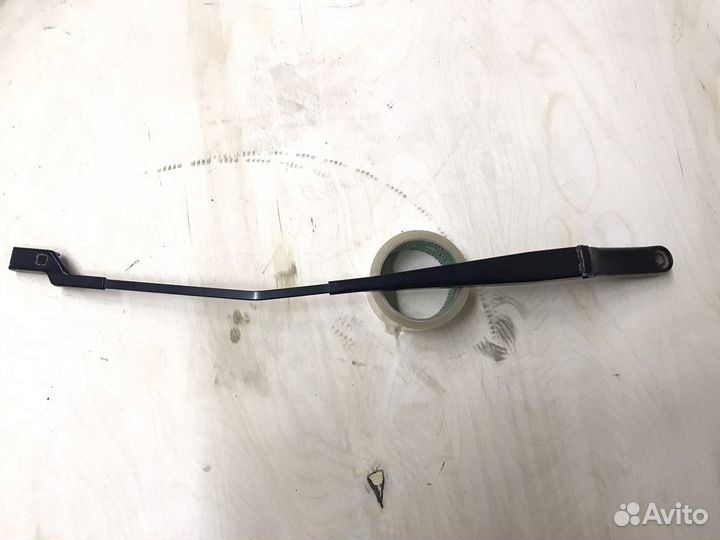 Правый поводок стеклоочистителя Superb 2