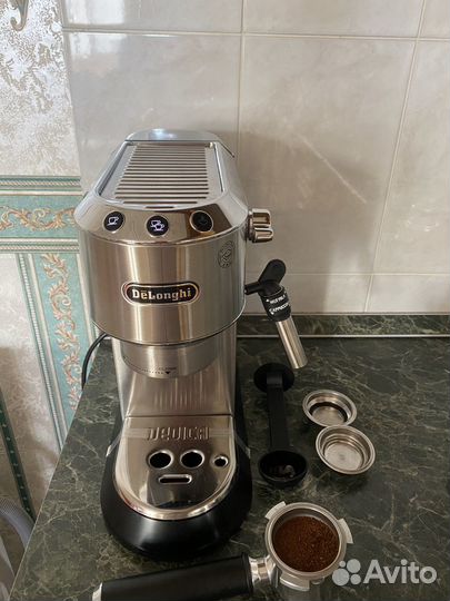 Кофеварка рожковая DeLonghi Dedica EC685.M Silver