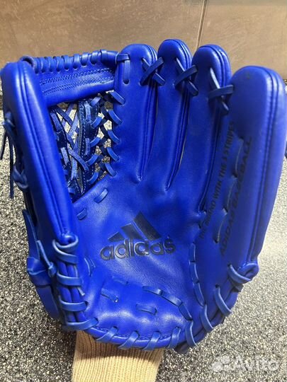 Бейсбольная перчатка Adidas и мяч