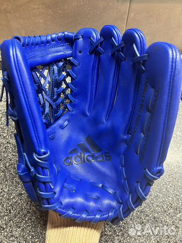 Бейсбольная перчатка Adidas и мяч