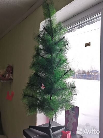 Ель с игрушками