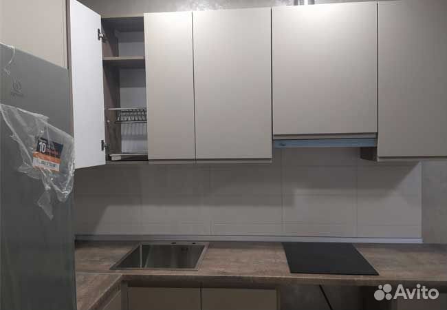 П-образная кухня с мини барной стойкой