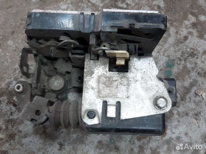 Замок задней двери renault logan