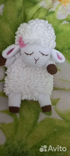 Овечка игрушка-рукавичка вязаная