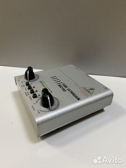 Ламповый предусилитель Behringer MIC100