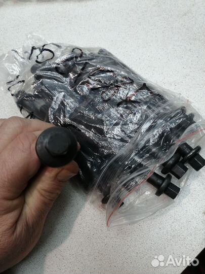 Болт шкива коленвала EXF 3.0diesel jeep VM-23D