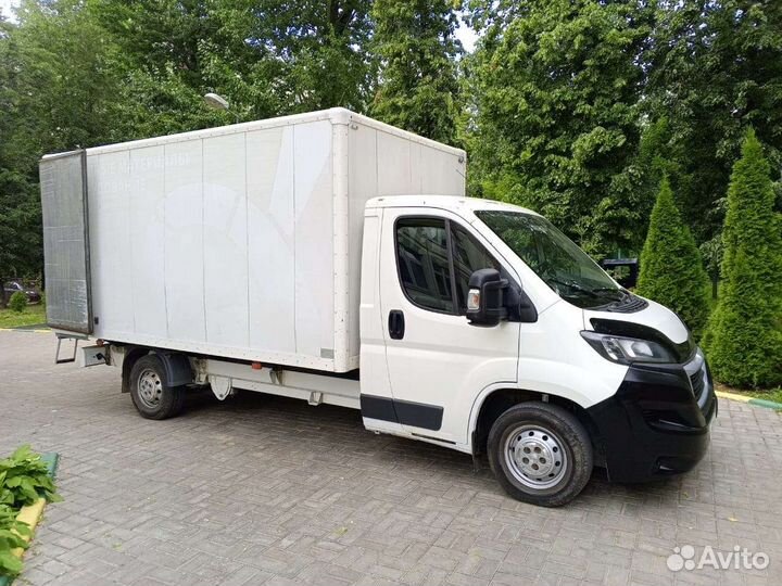 Водитель на своем грузовом авто