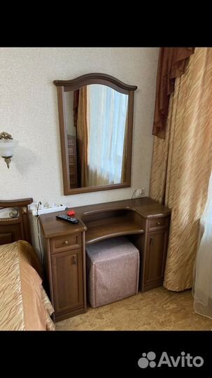 Трюмо с зеркалом