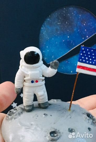 Фигурка «Космонавт на Луне»
