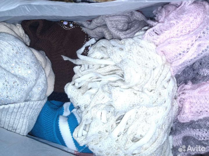 2 пакета: шапки женские, на девочку 6-9лет и более
