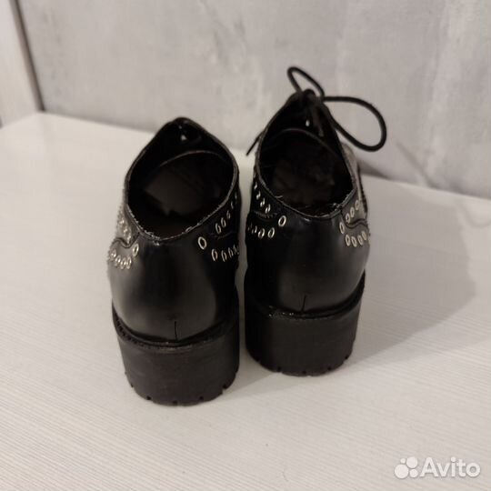 Черные ботинки лоферы с люверсами