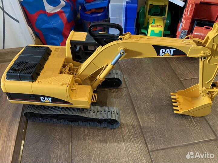 Экскаватор игрушка Bruder