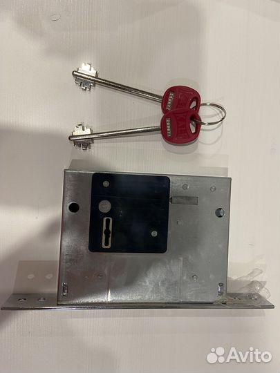 Замок дверной