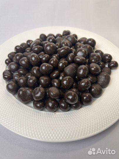 Орехи и сухофрукты в шоколаде