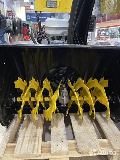 Снегоуборщик на гусеницах Honda HSS 13HP PRO