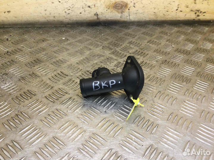 Фланец (тройник) системы охлаждения Volkswagen Pas