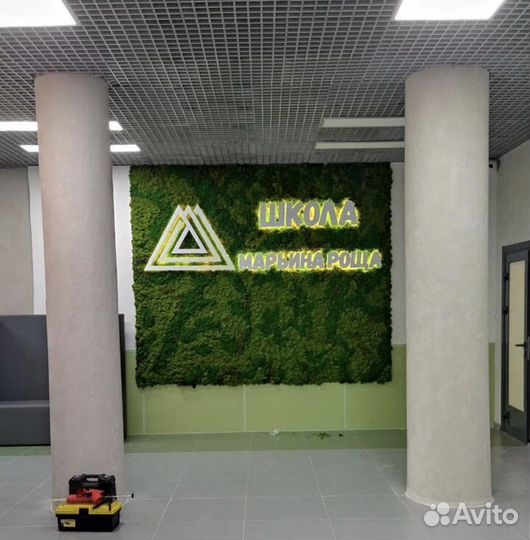 Панель из мха с логотипом