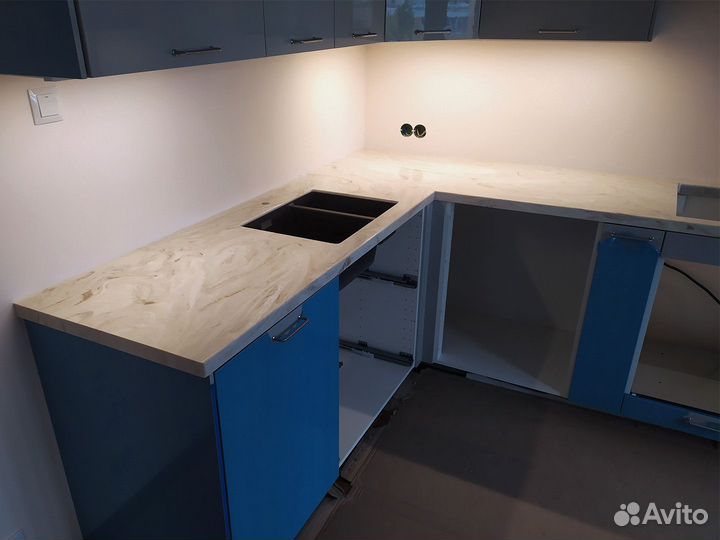 Встроенная столешница из камня м2