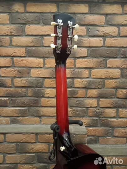 Акустическая гитара красная