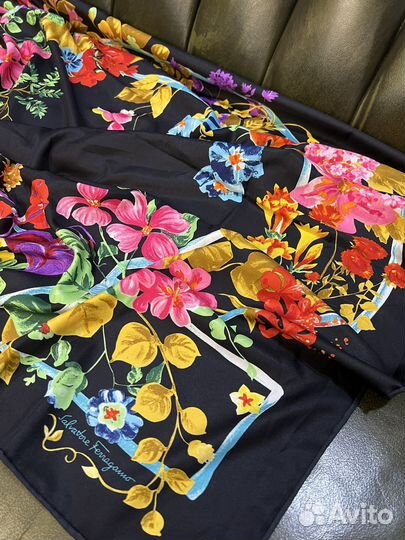 Платок Salvatore Ferragamo шелк твил