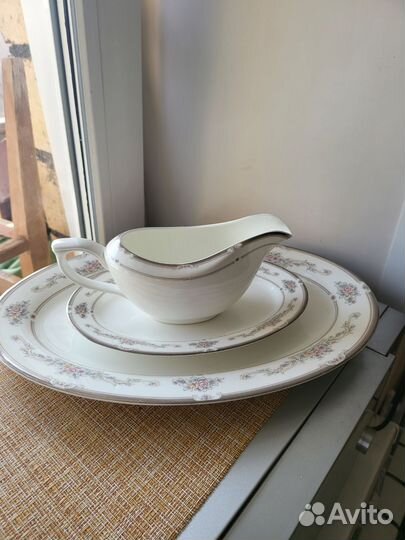 Блюда и соусник