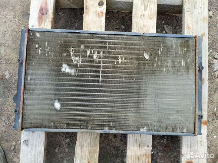 Радиатор охлаждения Volkswagen Polo 3